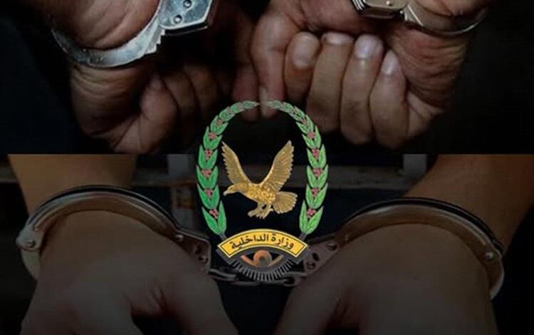 أمن المهرة يضبط مطلوبين في قضايا قتل في عمليتين منفصلتين