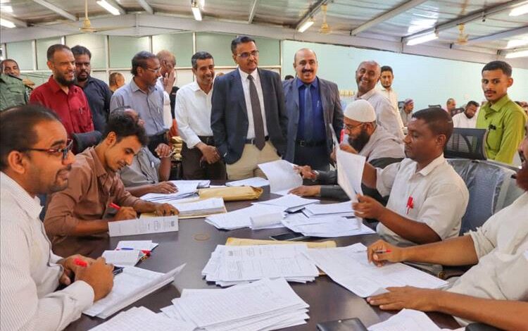 أمين عام محلي حضرموت يتفقد سير تصحيح اختبارات الثانوية ويشيد بجهود الكوادر التربوية