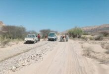 أهالي وادي حمراء بالمحفد يطلقون مبادرة لردم وصيانة طريقهم الحيوي ومطالبات بتدخل حكومي
