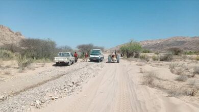 أهالي وادي حمراء بالمحفد يطلقون مبادرة لردم وصيانة طريقهم الحيوي ومطالبات بتدخل حكومي