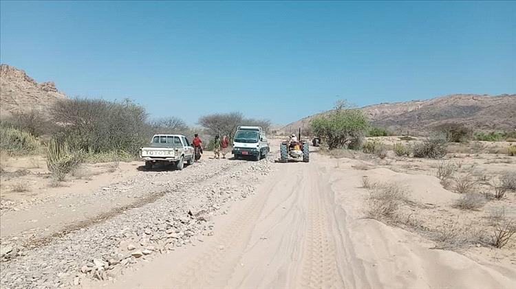أهالي وادي حمراء بالمحفد يطلقون مبادرة لردم وصيانة طريقهم الحيوي ومطالبات بتدخل حكومي
