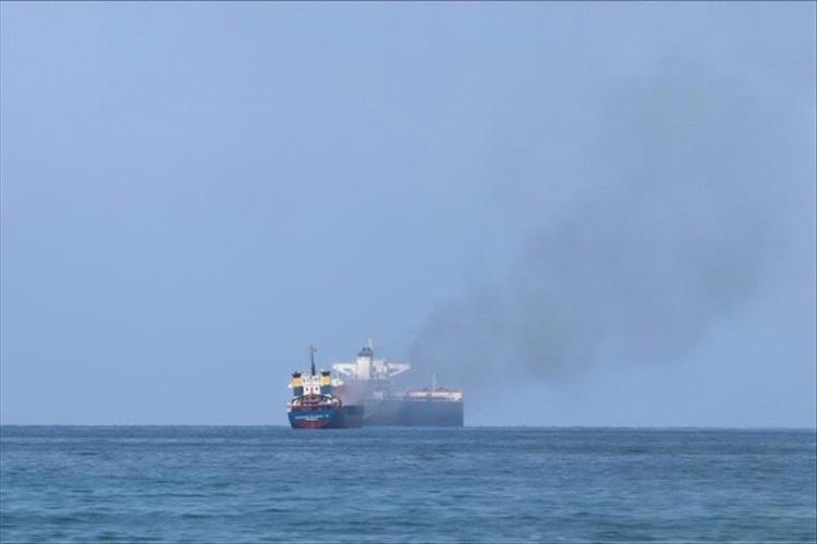 إجلاء طاقم ناقلة نفط روسية تعرضت لقصف أمريكي قبالة سواحل اليمن