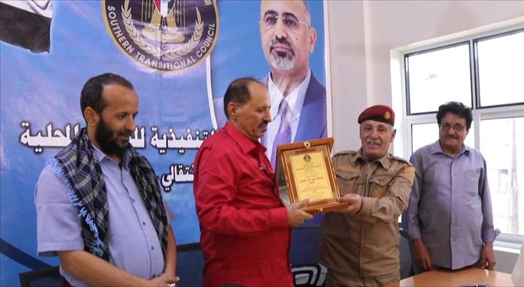 إنتقالي الضالع يكرم الشخصية الوطنية "عبدالقوي الشاعري" تقديراً لمواقفه الوطنية المشرفة