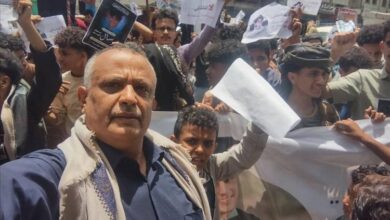 ابناء تعز ينفذون عدة وقفات احتجاجية مطالبين بسرعة القبض على قتلة الطفل مرسال عيدروس