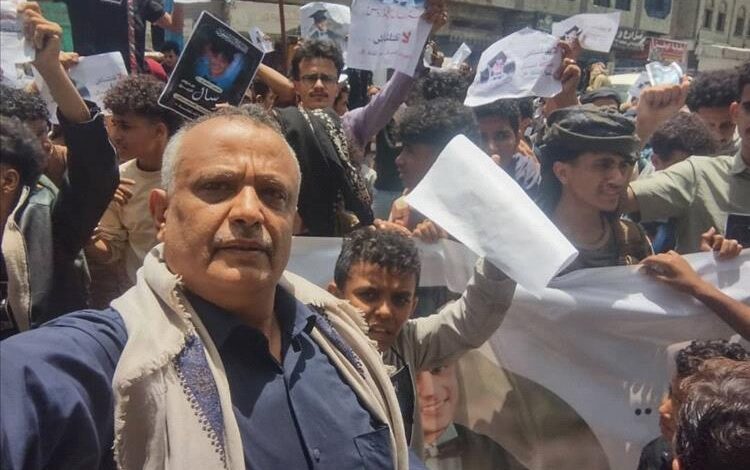 ابناء تعز ينفذون عدة وقفات احتجاجية مطالبين بسرعة القبض على قتلة الطفل مرسال عيدروس