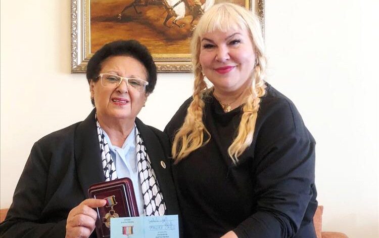 الأميرة نتاليا ميزينتسيفا تقلّد السيدة فائقة السيد باعلوي وسام الأمير باغراتيون في موسكو