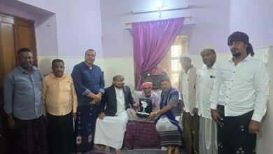 الأمين العام المساعد رئيس مؤتمر حضرموت الجامع بالوادي والصحراء يزور القامة الفنية والأدبية الفنان والملحن القدير حسن صالح باحشوان