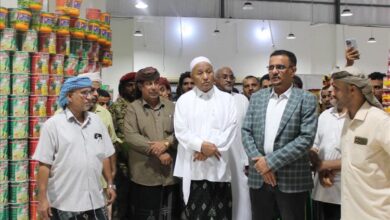 الأمين العام للمجلس المحلي بحضرموت يدشن "مركز وسوبر ماركت تبارك" بمنطقة خلف ويشيد بمواقف رجل الأعمال بن دول في التخفيف عن المواطنين