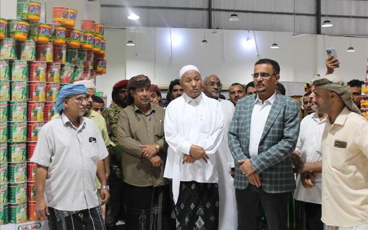 الأمين العام للمجلس المحلي بحضرموت يدشن "مركز وسوبر ماركت تبارك" بمنطقة خلف ويشيد بمواقف رجل الأعمال بن دول في التخفيف عن المواطنين