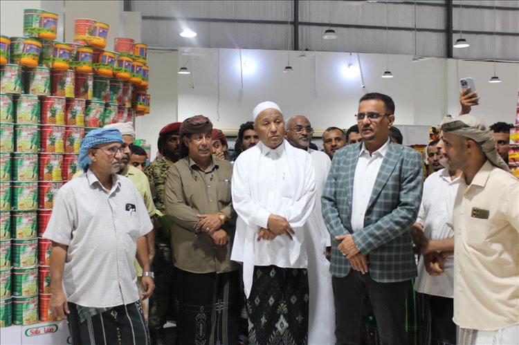 الأمين العام للمجلس المحلي بحضرموت يدشن "مركز وسوبر ماركت تبارك" بمنطقة خلف ويشيد بمواقف رجل الأعمال بن دول في التخفيف عن المواطنين