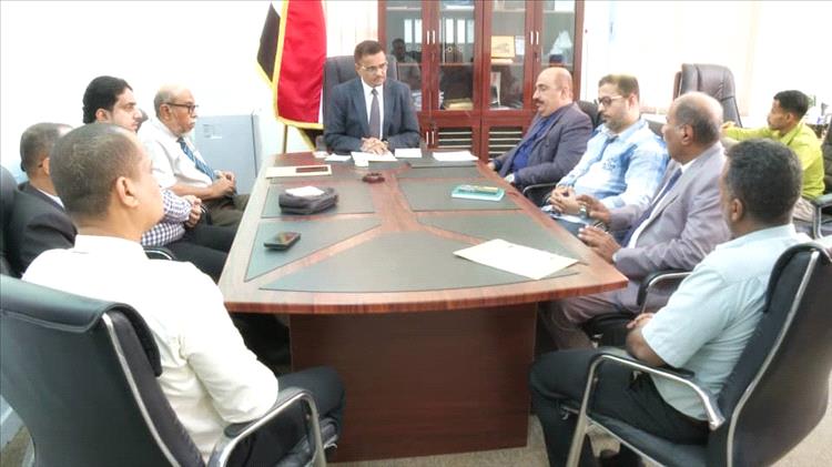 الأمين العام لمحلي حضرموت يعقد لقاءً لمناقشة خطط وبرامج دعم القطاع التربوي