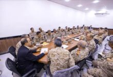 الإرياني وبن عزيز يترأسان اجتماعاً موسعاً برؤساء الهيئات وعدد من قيادات المناطق العسكرية