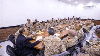 الإرياني وبن عزيز يترأسان اجتماعاً موسعاً برؤساء الهيئات وعدد من قيادات المناطق العسكرية
