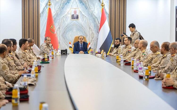 الإرياني يزور قيادة المنطقة العسكرية الخامسة بميدي ويشيد بجاهزية الأبطال