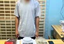 الإطاحة بأحد أبرز مروجي المخدرات في عدن وبحوزته كيلو حشيش