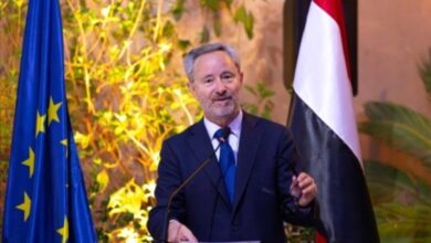 الاتحاد الأوروبي يجدد مطالبته بالإفراج عن موظفي الأمم المتحدة ويؤكد دعمه للحكومة اليمنية والإصلاحات الاقتصادية