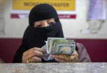 البنك المركزي اليمني عاجز عن لجم انهيار الريال.. ويتهم الصرافين