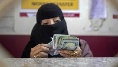البنك المركزي اليمني عاجز عن لجم انهيار الريال.. ويتهم الصرافين