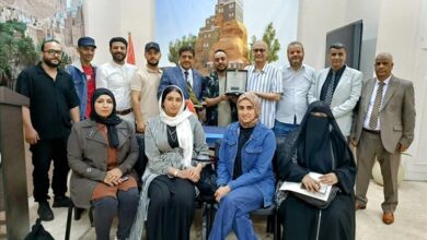 الجالية اليمنية في مصر تكرّم المصور الرياضي عصام الكمالي الفائز بجائزة عالمية