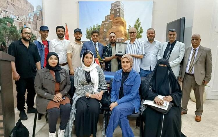 الجالية اليمنية في مصر تكرّم المصور الرياضي عصام الكمالي الفائز بجائزة عالمية