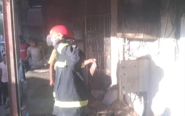 الدفاع المدني بشبوة ينجح في إخماد حريق بأحد الطواحين بمدينة عتق