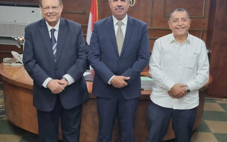 الرئيس علي ناصر محمد يزور السفارة اليمنية بالقاهرة