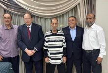 الرئيس علي ناصر محمد يقوم بزيارة الكابتن جميل سيف في مقر إقامته بالقاهرة