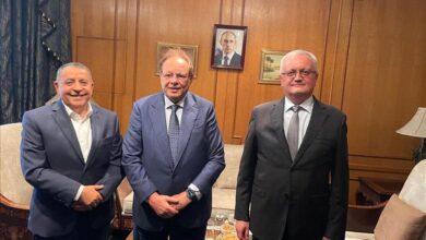 الرئيس علي ناصر محمد يلتقي السفير الروسي في القاهرة لبحث مستجدات الأزمة اليمنية ودفع جهود السلام