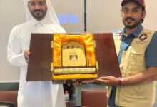 الرحّال اليمني منير الدهمي يهدي وزارة الرياضة القطرية درع شكر وعرفان