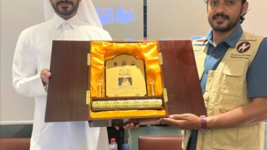 الرحّال اليمني منير الدهمي يهدي وزارة الرياضة القطرية درع شكر وعرفان