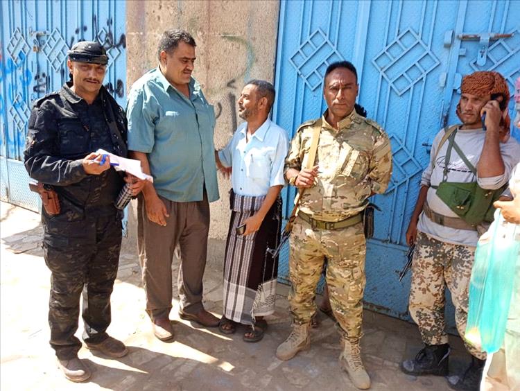 السلطة المحلية بالمديرية يغلقون محلات تجارية لعدم دفعها الضريبة