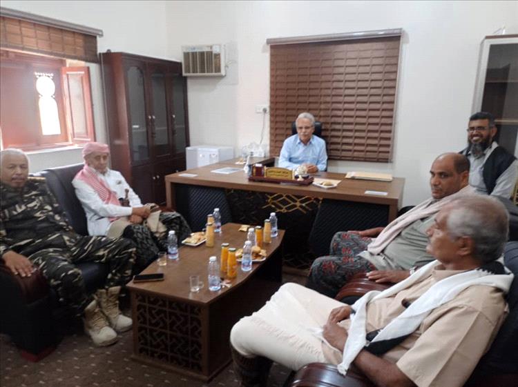 السلطة المحلية بدوعن تكرّم الشيخ صلاح بن كليب لدعم مشاريع مياه بدوعن بمنظومات طاقة شمسية