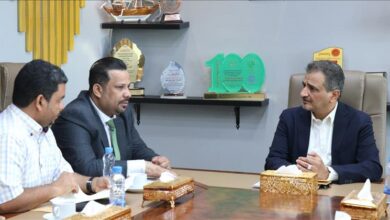 السلطة المحلية بعدن توقّع عقد مشروع إنشاء خط رئيسي للصرف الصحي مع المؤسسة الاقتصادية اليمنية