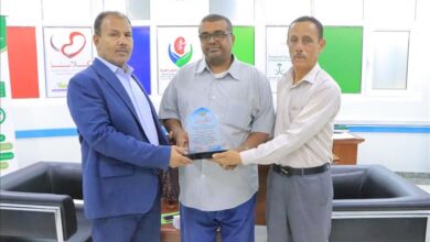 السلطة المحلية ومكتب وزارة الصحة بحضرموت الوادي والصحراء يكرمان الكادر الصحي المتميّز مساعد برويشد