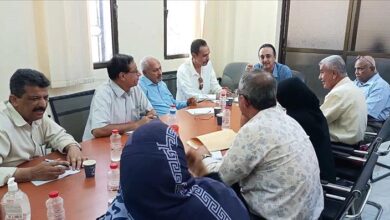 الشعبي يرأس اجتماعاً موسعًا مع مديري مكاتب الصحة بالمديريات والمستشفيات في عدن