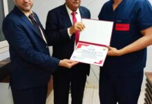 الشيخ المفلحي يكرم الدكتور الحجاج نظيراً لما قدمه من جهود مبذولة طوال رحلته العلاجية