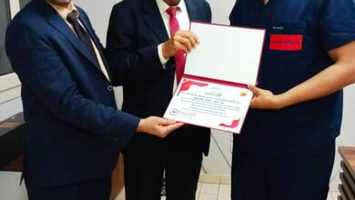 الشيخ المفلحي يكرم الدكتور الحجاج نظيراً لما قدمه من جهود مبذولة طوال رحلته العلاجية