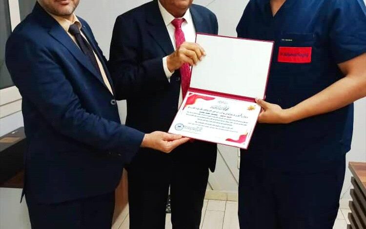 الشيخ المفلحي يكرم الدكتور الحجاج نظيراً لما قدمه من جهود مبذولة طوال رحلته العلاجية