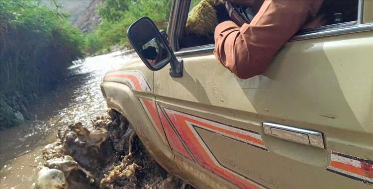 الضالع: سائق "صالون" يغامر بحياته وسط السيول الجارفة لإنقاذ مريض في منطقة تورصة بالأزارق