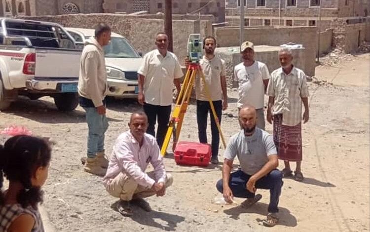 الضالع: فريق هندسي يباشر أعمال المسح لرصف طرقات مركز غول سبولة