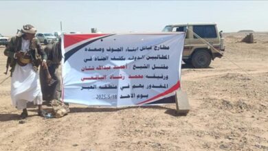 العبر: توافد قبلي واسع لقبائل الجوف وصعدة إلى مطرح العبر للمطالبة بكشف قتلة الشيخ أحمد شثان