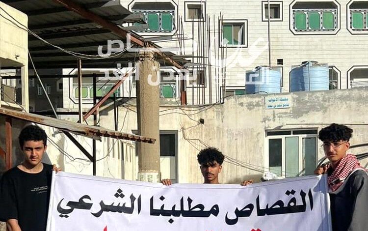 العشرات يشيّعون جثمان المعلمة نسرين أديب في عدن وسط حزن واسع وغضب من جريمة اغتيالها