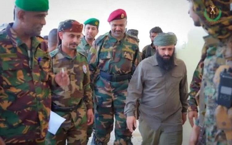 العميد الوالي يتفقد مواقع الحزام الأمني في أبين ويشيد بتضحيات القوات وجهودها في مكافحة الإرهاب