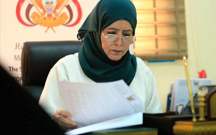 اللجنة الوطنية للمرأة تدين حملة التشويه المغرضة ضد رئيستها على خلفية مشاركتها في وقفة احتجاجية بعدن