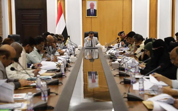 المكتب التنفيذي بحضرموت يناشد مجلس القيادة الرئاسي بحلول عاجلة لأزمة الكهرباء ويشدد على العمل بروح الفريق لخدمة المواطنين