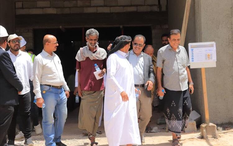 الوكيل العامري يتفقد عدداً من المشاريع التنموية في مديرية القطن