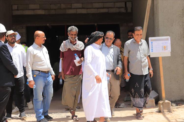 الوكيل العامري يتفقد عدداً من المشاريع التنموية في مديرية القطن
