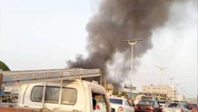اندلاع حريق هائل في مستودع وسط الغيضة بالمهرة