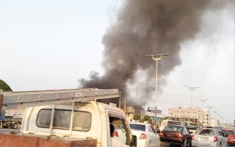 اندلاع حريق هائل في مستودع وسط الغيضة بالمهرة