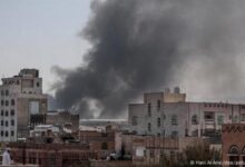 انفجار ضخم في مخزن أسلحة للحوثيين ببني حشيش يسفر عن مقتل 19 وإصابة نحو 40 آخرين